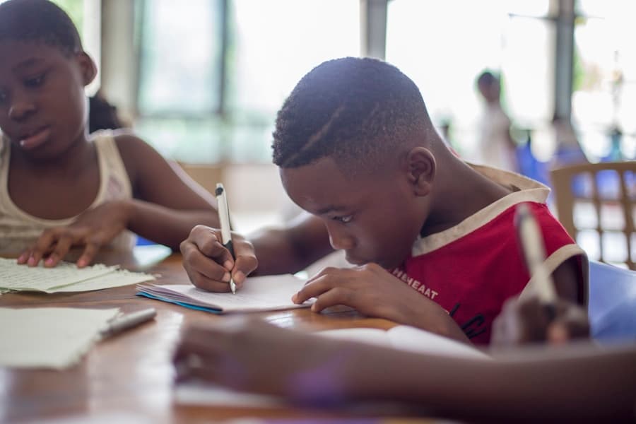 Élève malgache concentré sur ses études
